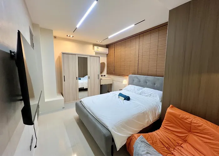 Apartahotel In Of Taguig - Near Burgos Circle *